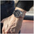 Herren-Chronographuhr am Handgelenk mit schwarzem Zifferblatt und Edelstahlarmband
