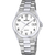 Silberne Herrenuhr mit weißem Zifferblatt, Datum bei 3 Uhr und Metallarmband.