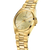 Vue de côté d'une montre pour homme avec bracelet en métal doré, cadran beige et affichage de la date