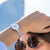 Montre pour femme au poignet avec bracelet argenté et cadran rond clair