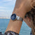 Montre pour femme au poignet avec cadran bleu et bracelet milanais en métal argenté