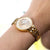 Montre Festina pour femme au poignet avec cadran doré et bracelet en métal