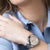 Montre pour femme au poignet avec cadran rose et bracelet en acier inoxydable