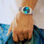 Montre pour femme au poignet avec cadran bleu et bracelet en acier inoxydable