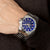 Montre bracelet pour homme au poignet, cadran bleu avec sous-cadrans