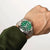 Montre pour homme au poignet : cadran vert avec bracelet en métal en acier inoxydable