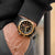 Herren-Chronographenarmbanduhr mit schwarzem Zifferblatt und goldfarbener Lünette, Metallband