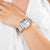 Montre pour femme au poignet avec bracelet en métal argenté et boîtier carré