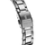 Bracelet de montre pour homme, vue arrière avec gravure sur le boîtier et bracelet à maillons métalliques