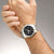 Montre bracelet pour homme au poignet avec cadran noir et bracelet en acier argenté
