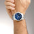 Chronographe pour homme au poignet avec cadran bleu et bracelet en acier inoxydable