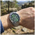 Festina Herren-Chronograph: grüne Zifferblatt-Armbanduhr mit Metallarmband am Handgelenk