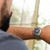 Montre bracelet pour homme au poignet avec bracelet en acier inoxydable argenté et cadran bleu