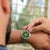 Montre Festina pour homme au poignet avec cadran vert et bracelet en acier