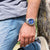 Montre pour homme au poignet avec cadran bleu et bracelet en acier inoxydable