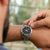 Montre chronographe pour homme au poignet, bracelet en acier inoxydable argenté, cadran noir