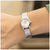 Damen-Armbanduhr Festina am Handgelenk, Edelstahlgliederband und Perlmuttzifferblatt