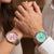 Montre unisexe au poignet : bracelet en acier inoxydable argenté avec cadran turquoise et rose