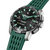 Montre connectée homme, coupe diagonale : cadran noir, aiguilles vertes et bracelet en silicone