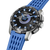 Montre homme, bracelet en silicone bleu, cadran noir avec index luminescents, vue de côté.