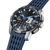 Bracelet de montre pour homme en diagonale : cadran noir avec accents bleus et bracelet bleu foncé