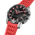 Montre connectée homme en détail : cadran noir, accents rouges, bracelet en silicone rouge