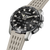 Montre connectée pour homme avec cadran noir et bracelet en silicone gris, vue latérale rapprochée