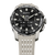 Montre connectée pour homme avec cadran noir et bracelet en silicone gris, couronne latérale visible