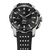 Montre homme avec cadran noir, lunette argentée et bracelet en silicone noir.