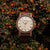 Holzkern-Armbanduhr mit braunem Holzband und beigem Zifferblatt, römische Stundenmarken