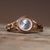 Damenarmbanduhr mit rundem roséfarbenem Gehäuse, blauem Zifferblatt und Gliederarmband