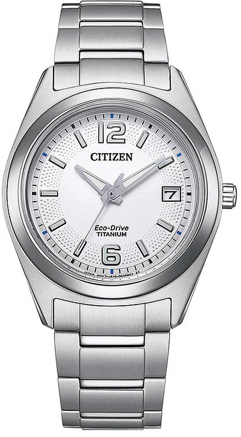 Montre pour femme avec bracelet en acier inoxydable argenté et cadran rond, date à 7 heures.
