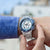 Chronographe Festina pour homme au poignet avec cadran bleu