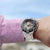 Montre Festina pour homme au poignet, boîtier en acier inoxydable avec lunette noire et chronographe