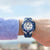 Montre pour homme au poignet avec cadran bleu, chronographe et bracelet