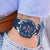 Montre homme au poignet avec cadran bleu et bracelet en caoutchouc bleu foncé