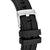 Montre pour homme avec bracelet en caoutchouc noir et boucle argentée sur le bord du boîtier.