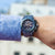 Montre pour homme au poignet avec bracelet bleu et affichage chronographe