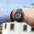 Montre homme au poignet avec bracelet bleu et boîtier chronographe noir et bleu