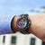 Montre pour homme au poignet : bracelet en métal noir, cadran chrono multicolore
