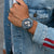 Festina Chronographen-Uhr am Handgelenk, blaues Zifferblatt, silbernes Edelstahlgehäuse