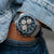 Festina Chronographen-Uhr am Handgelenk mit blauem Zifferblatt und Edelstahlarmband