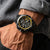 Herren-Chronograph am Handgelenk mit schwarzem Gehäuse, gelber Lünette und Metallband