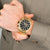 Chronographen-Herrenuhr am Handgelenk, goldenes Gliederarmband, schwarzes Zifferblatt mit Subdials