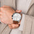 Festina Chronograph Herrenuhr am Handgelenk mit braunem Lederarmband und weißem Zifferblatt