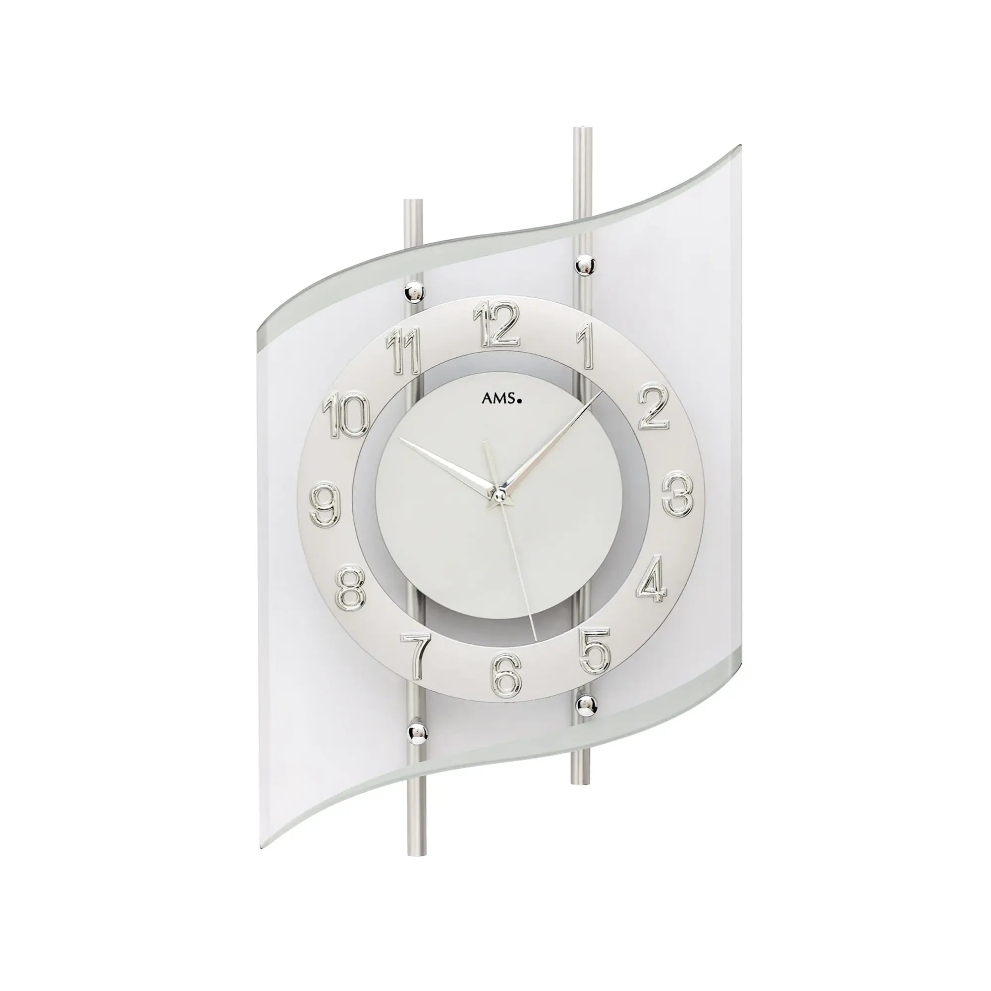 Silberne Funk-Wanduhr mit facettiertem Mineralglas, rundem Ziffernblatt und Zeigern.