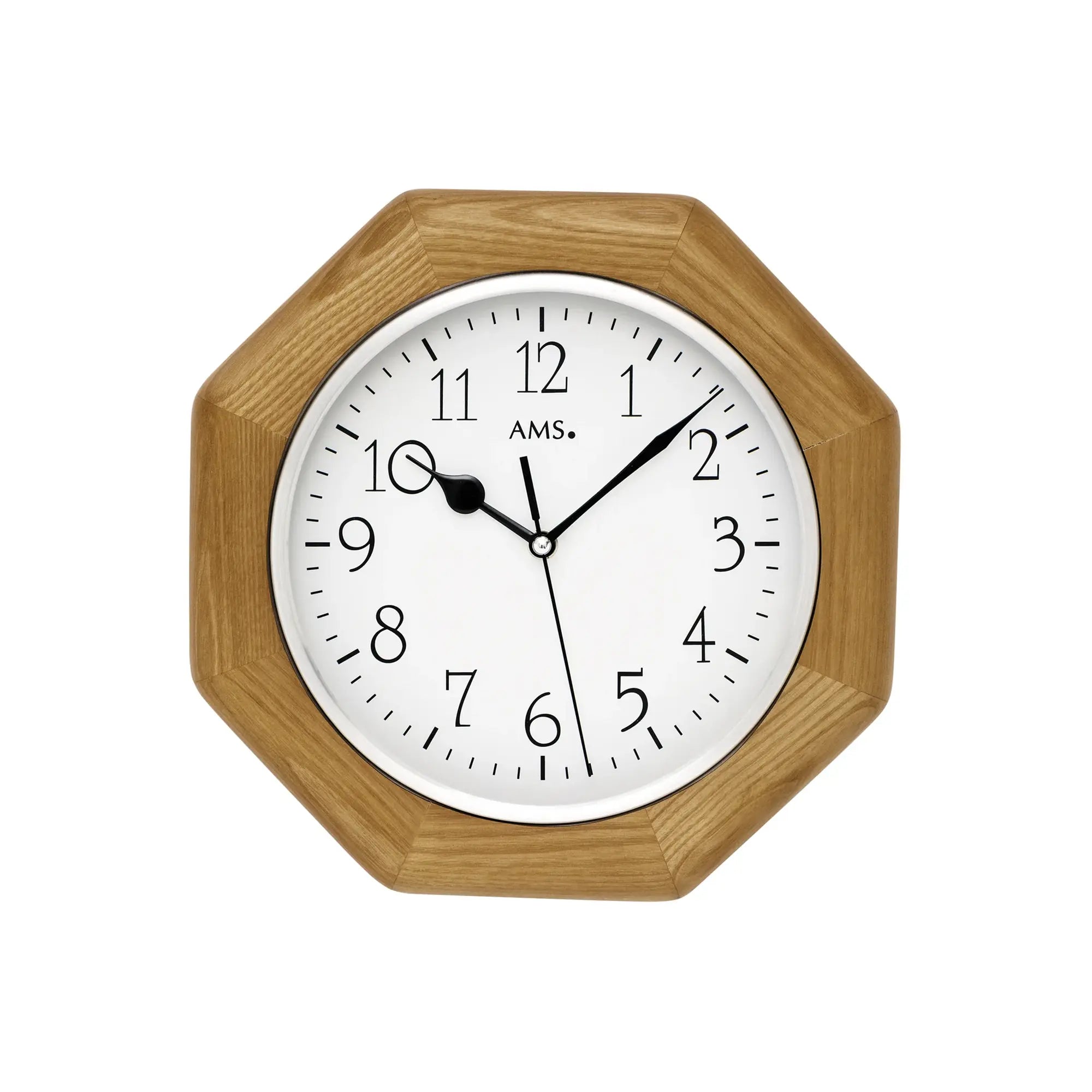 Wanduhr aus hellem Eichenholz mit weißem Zifferblatt, schwarzen Zeigern und Ziffern