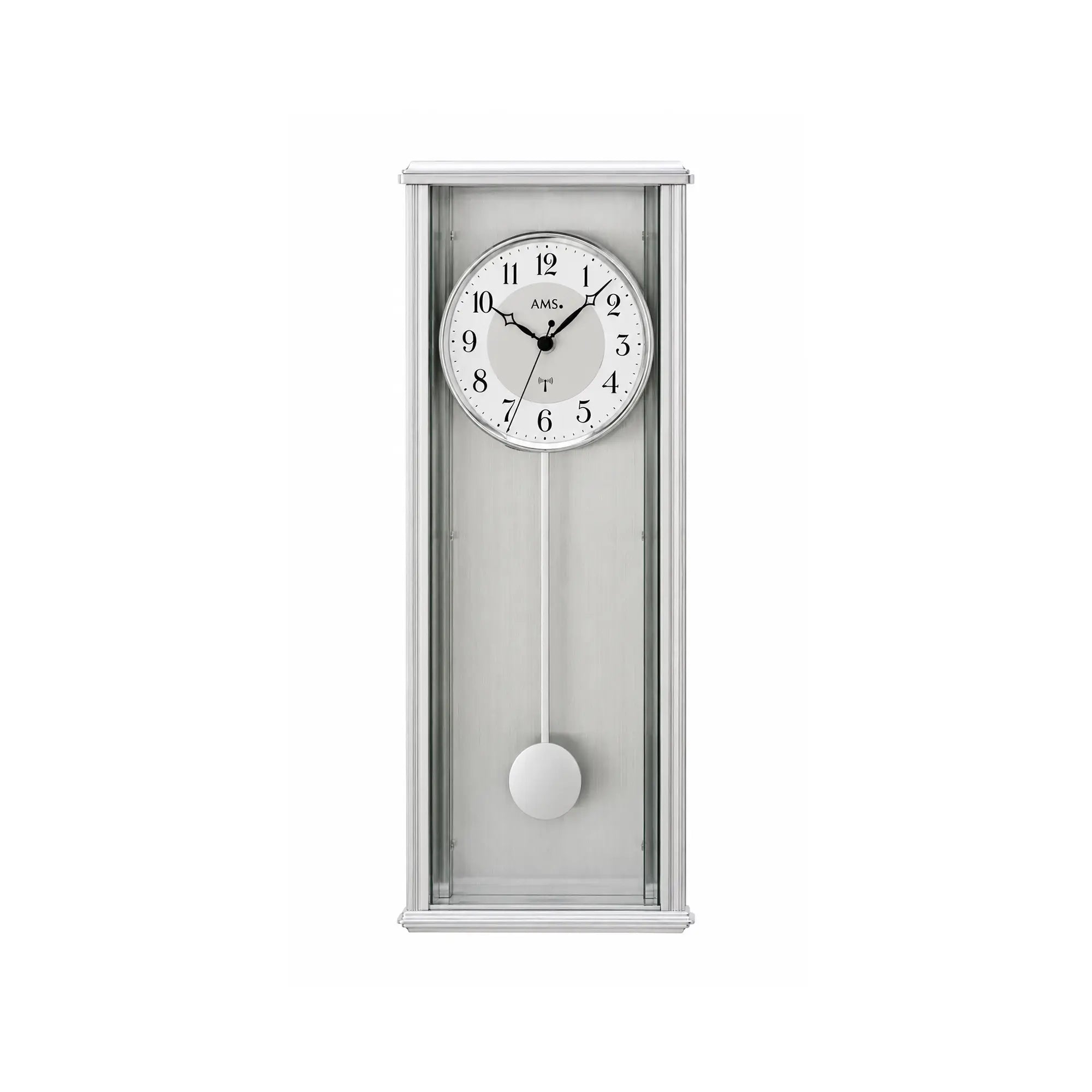 Wanduhr mit silbernem Gehäuse, rundem Ziffernblatt und hängendem Pendelgewicht