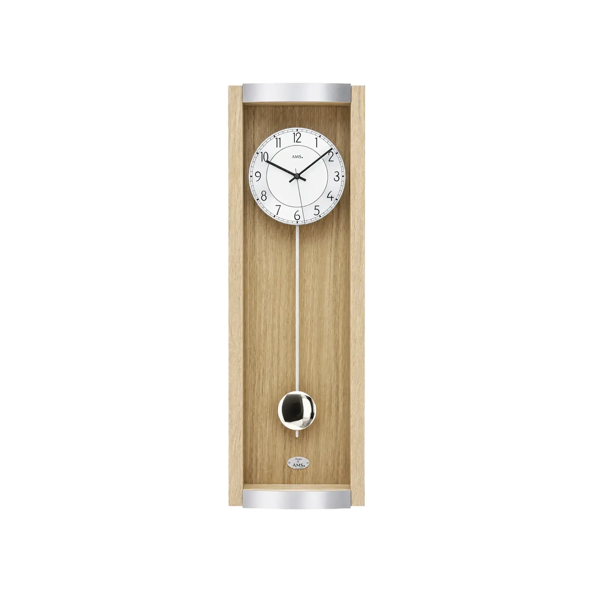 Wanduhr in Eicheoptik mit rundem Zifferblatt und silbernem Pendelknopf