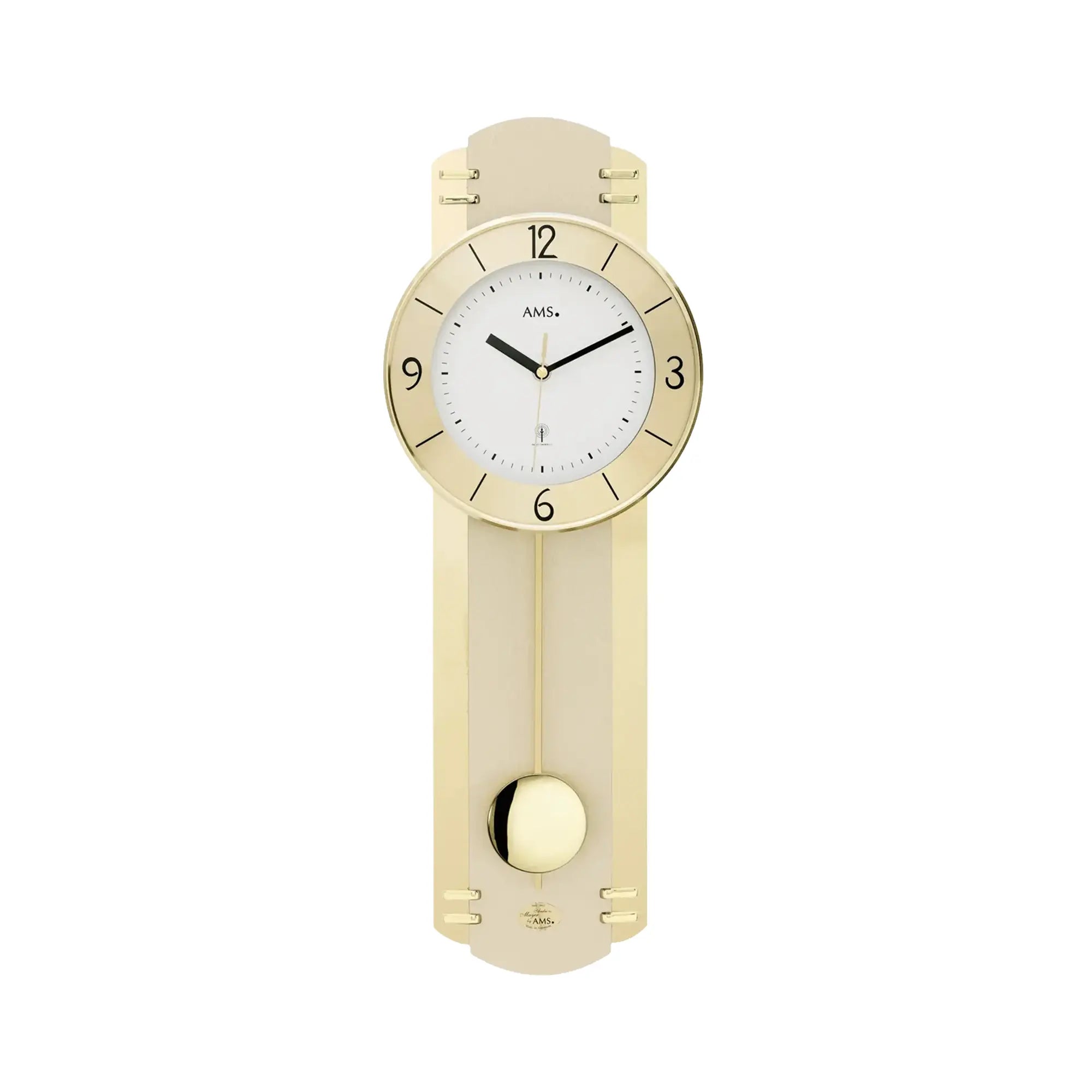 Wanduhr mit hellem Holzgehäuse, rundem Zifferblatt, Pendel und schwarzen Zeigern